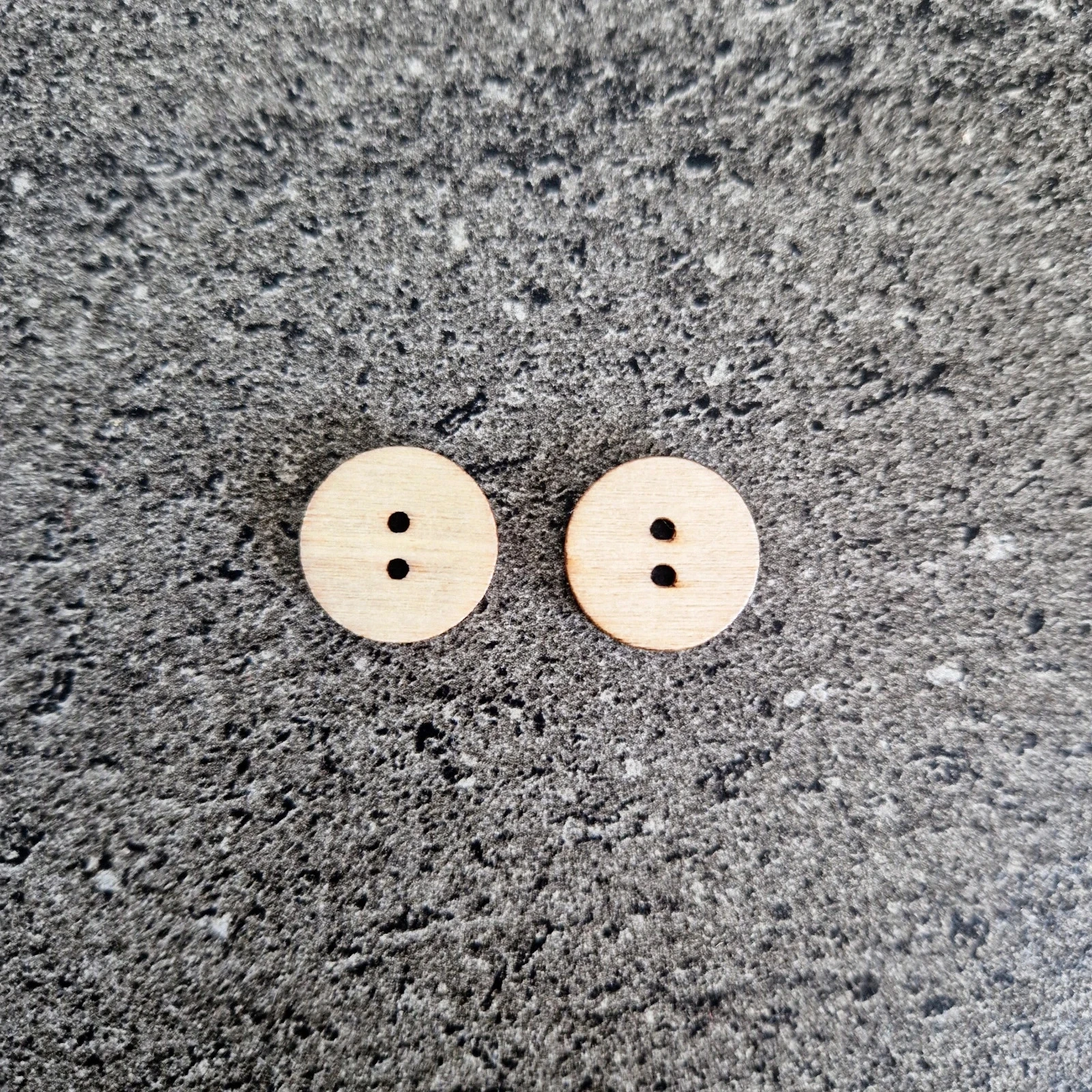 Lot of 2 vintage wooden buttons – photo 2